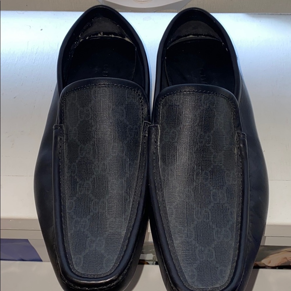 Men’s Signature Gucci driving loafers.